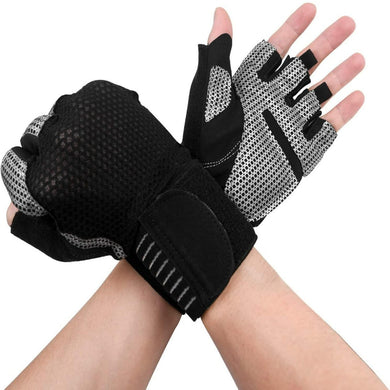 Twee handen dragen Verbeter je training premium fitness handschoenen zijn gekruist bij de polsen. Deze comfortabele handschoenen hebben een mesh-ontwerp en verstelbare banden, wat uitstekende bescherming biedt tijdens trainingen.