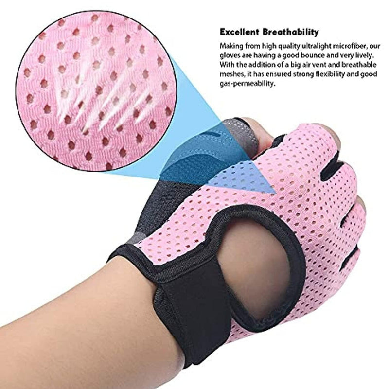Laad afbeelding in Galerijviewer, Close-up van een hand met de &quot;Verbeter je training met onze premium fitness handschoenen van microvezel&quot; in roze en zwart, waarbij de ademende geperforeerde stof en vingergaten voor extra bescherming tijdens het sporten zichtbaar zijn.
