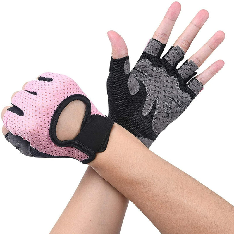 Laad afbeelding in Galerijviewer, Twee handen met vingerloze handschoenen zijn gekruist bij de polsen. De linkerhandschoen is roze met zwarte biezen, terwijl de rechterhandschoen grijze letters op zwart heeft. Deze &quot;Verbeter je training met onze premium fitness handschoenen van microvezel&quot; bieden zowel stijl als bescherming voor uw trainingssessies.
