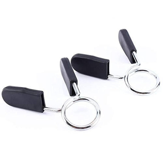 Het product "Veilig en efficiënt trainen met spring clip kragen voor gewichtheffen" bestaat uit twee metalen veerclips met zwarte plastic handvatten voor het bevestigen van gewichten aan een halter.