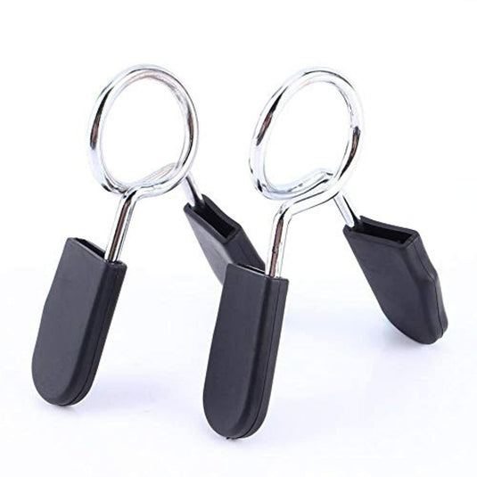 Twee zilveren metalen clips met zwarte rubberen grepen, vergelijkbaar met gewichtsklemmen, staan rechtop op een witte achtergrond en benadrukken het product "Veilig en efficiënt trainen met spring clip kragen voor gewichtheffen".