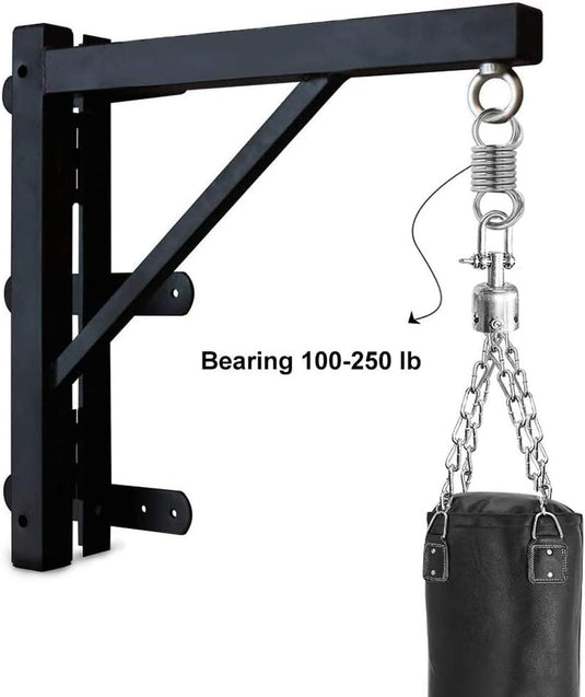Een stevige, aan de muur gemonteerde metalen beugel ondersteunt een hangende bokszak, compleet met kettingen, draaimechanisme en de "Snellere, krachtige en veiligere training met onze bokszak veer" voor extra flexibiliteit, met ondersteuning van 100-250 lbs.