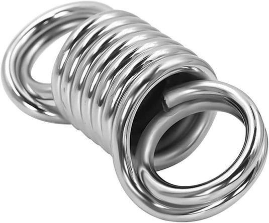 Een glanzende metalen veer met lusvormige uiteinden zit tegen een ongerepte witte achtergrond en lijkt op een Snellere, krachtigere en veiligere training met onze bokszakveer.