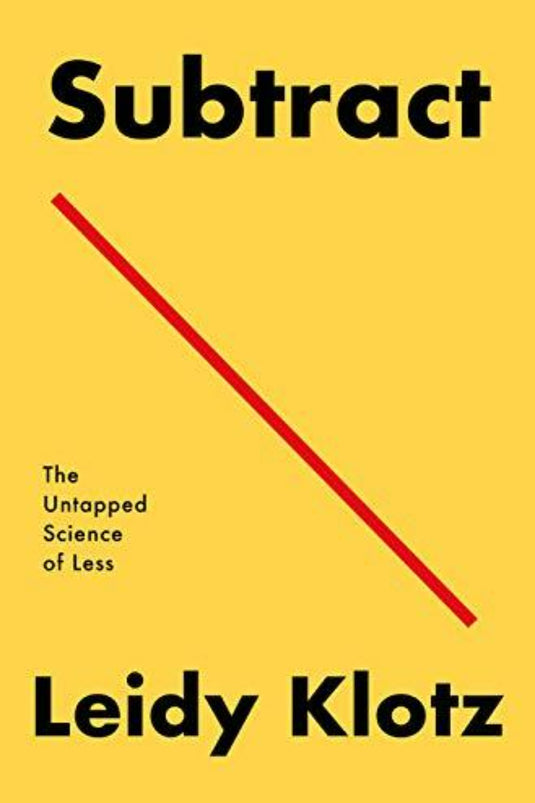 De gele omslag van "Subtract: The Untapped Science of Less" van Leidy Klotz toont op kunstzinnige wijze een rode diagonale lijn, die de essentie van eenvoud vastlegt.