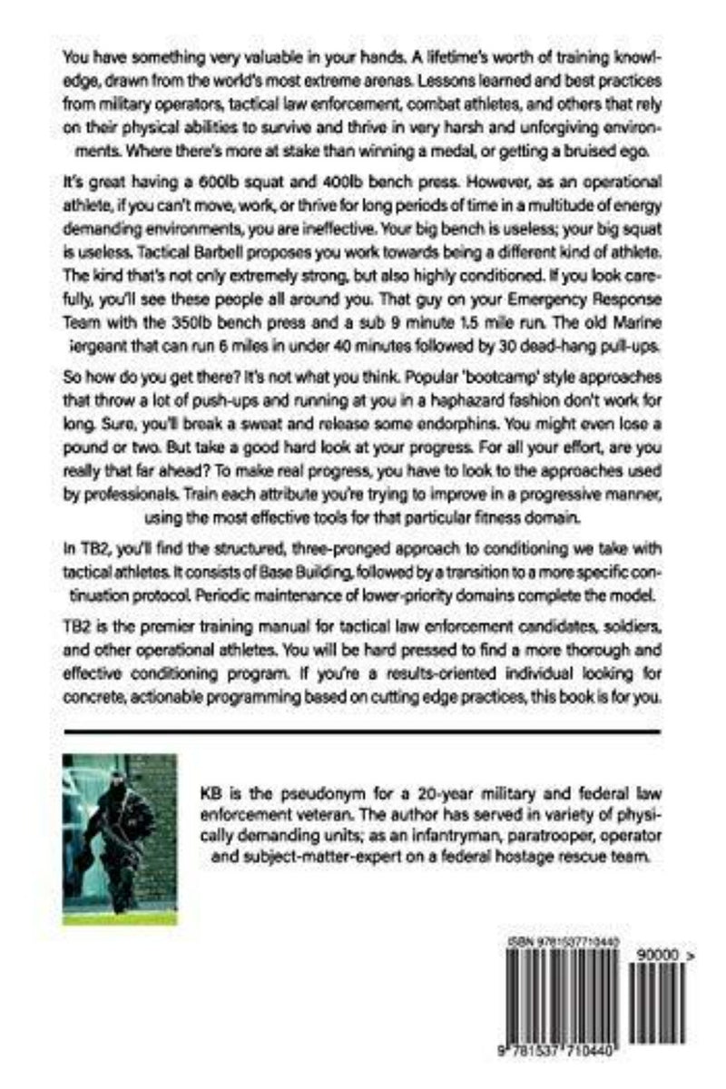 Laad afbeelding in Galerijviewer, Tactical Barbell 2: Conditioning biedt ongeëvenaarde inzichten in militaire training. Geprezen om zijn diepgang en helderheid, levert de auteur wijsheid die lichaam en geest vormt. ISBN en barcode zijn opgenomen op de achterkant.
