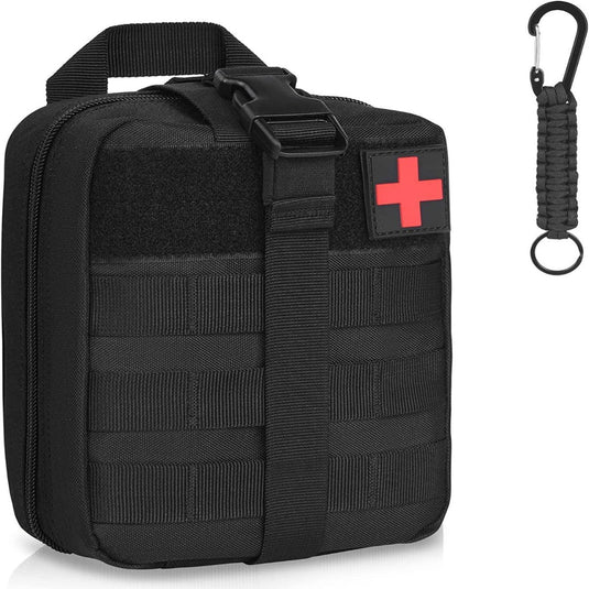 Ontdek de ultieme avonturierscompagnon: een zwarte tactische heuptas voor buitenactiviteiten, gemaakt van waterdicht en slijtvast 600D nylon. Met een rood kruisembleem, molle-band en een klein afneembaar haakaccessoire.