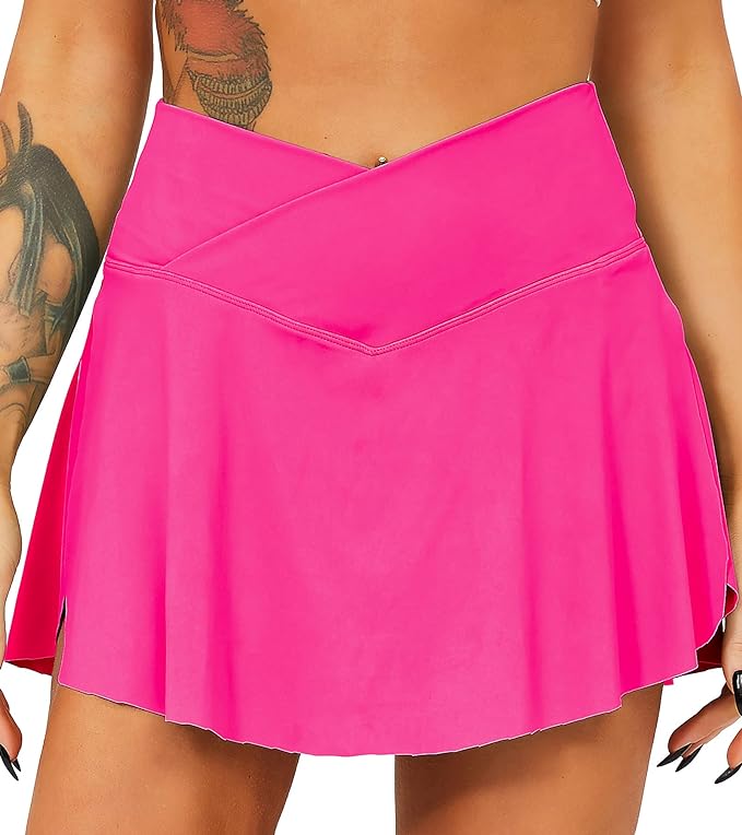 Laad afbeelding in Galerijviewer, Een persoon in een Tennisrok met broek sportrok met wikkeldesign, pronkend met armtatoeages, geniet van maximale bedekking en ondersteuning dankzij praktische zakken.
