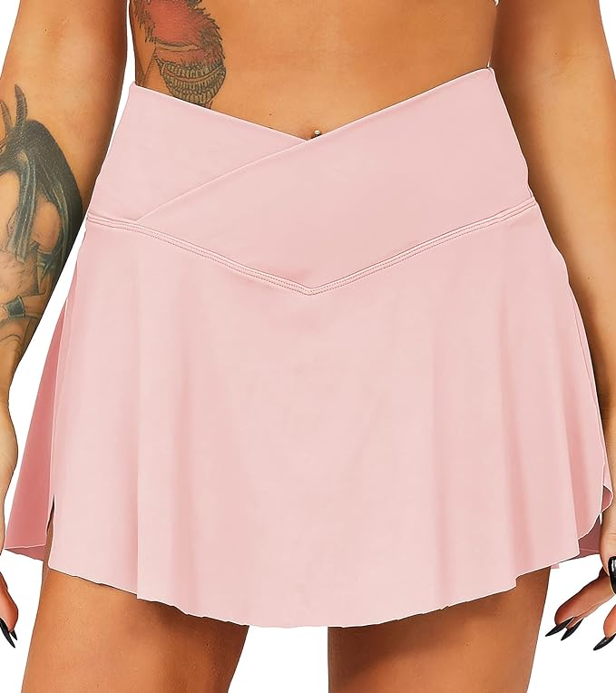 Laad afbeelding in Galerijviewer, Een persoon in een Tennisrok met broek, lichtroze met wikkelontwerp, die maximale bedekking en ondersteuning biedt, toont zijn expressieve armtatoeages.
