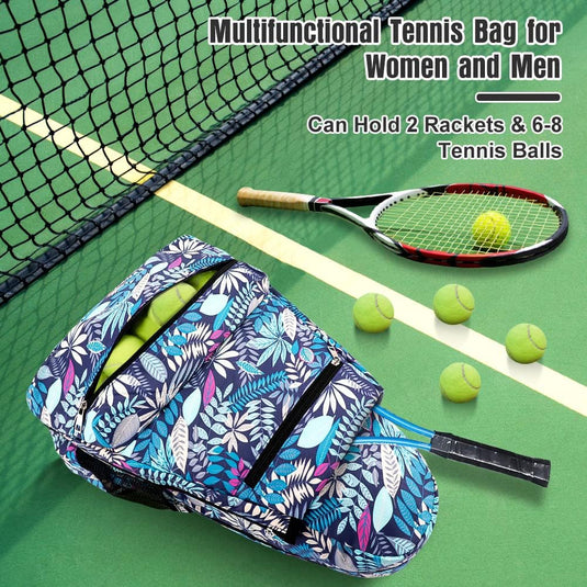 Een levendige tennistas met bladmotief staat op de baan, gemaakt van duurzaam polyesterweefsel. Het bevat twee rackets en meerdere ballen, met een ander racket en ballen in de buurt van het net. Bekijk: Upgrade je tennisgame met onze stijlvolle en functionele tennistas met schoenenvak!.