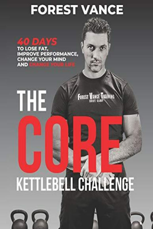 Een man in een zwart t-shirt staat met gekruiste armen naast kettlebells. De tekst toont 