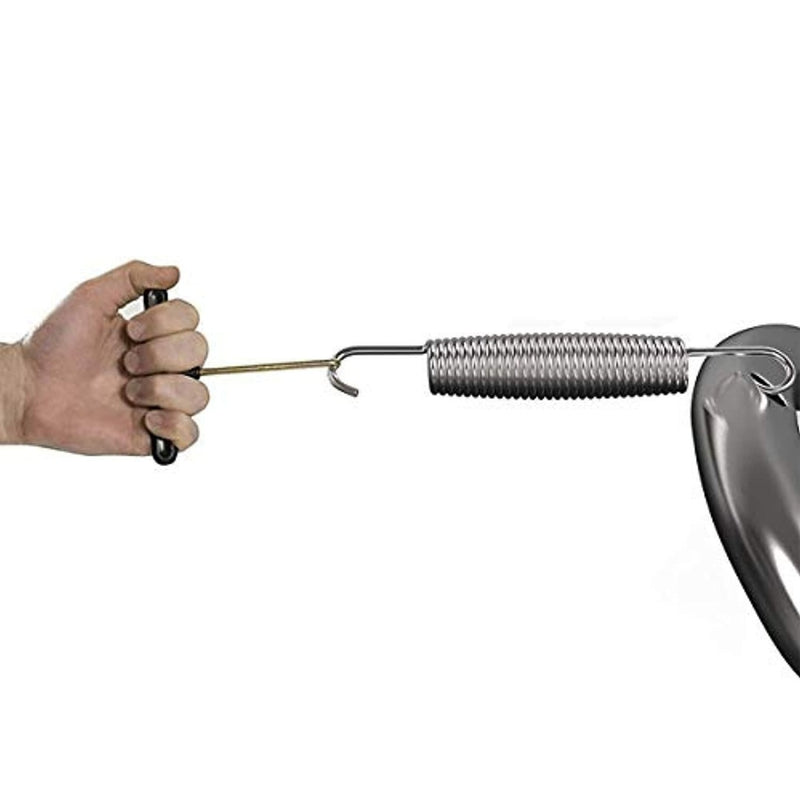 Laad afbeelding in Galerijviewer, Met een oefengreepgereedschap wordt met de hand aan een metalen veer getrokken, vergelijkbaar met de weerstand van een T-haak veertrekker, die ideaal is voor het verwijderen en installeren van trampolineveren.
