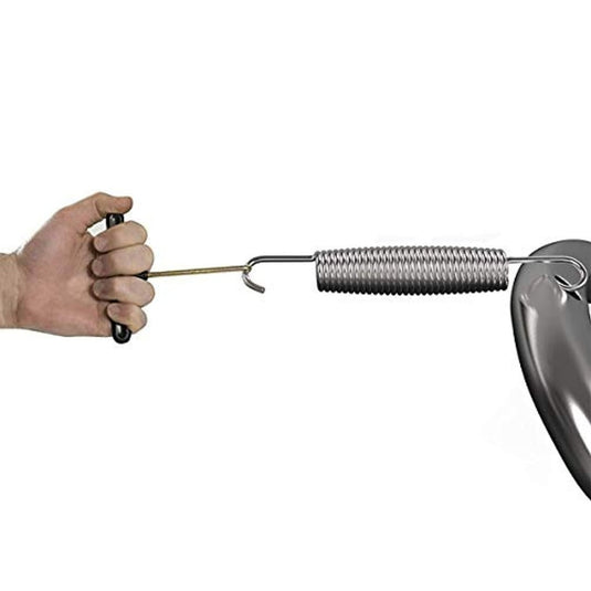 Met een oefengreepgereedschap wordt met de hand aan een metalen veer getrokken, vergelijkbaar met de weerstand van een T-haak veertrekker, die ideaal is voor het verwijderen en installeren van trampolineveren.