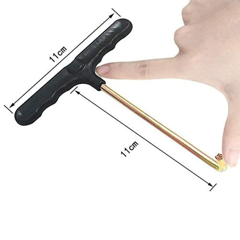 Laad afbeelding in Galerijviewer, Een hand houdt een T-haak veertrekker vast, het ideale gereedschap voor het verwijderen en installeren van trampolineveren, met een zwarte handgreep en metalen staaf, met een lengte van 11 cm en een breedte die zichtbaar is op de liniaal.
