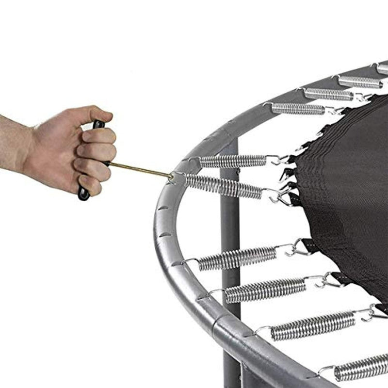 Laad afbeelding in Galerijviewer, Met de T-haak veertrekker bevestigt een hand vakkundig veren aan het frame van een trampoline.
