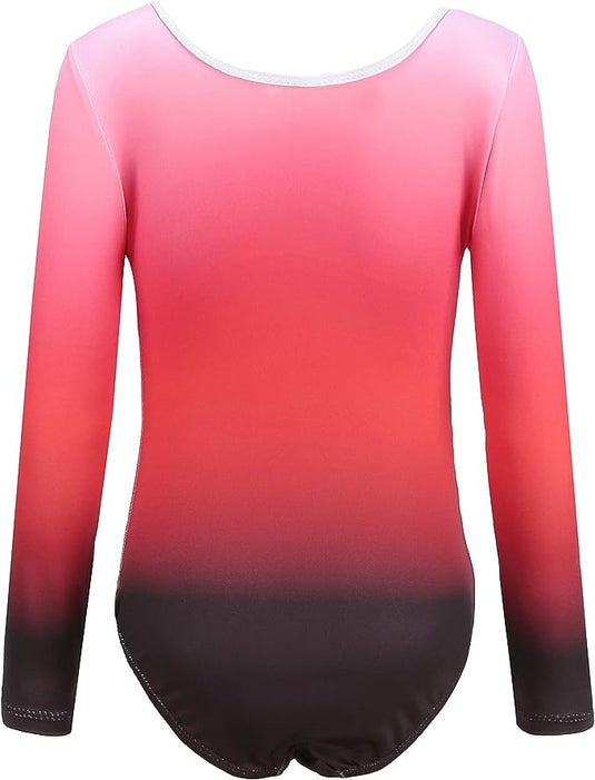 Het turnpakje met lange mouwen heeft een gradiëntontwerp, dat overgaat van roze naar zwart, met een achteraanzicht. Deze "Turnpakjes voor meisjes: laat je dochter schitteren op het sportveld" biedt comfortabele sportkleding voor optredens of trainingen.