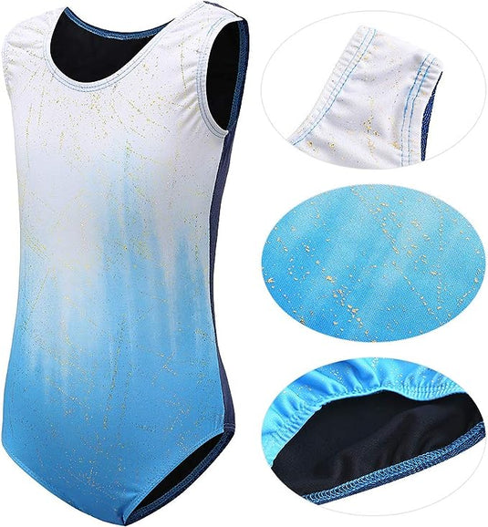 Vooraanzicht van mouwloos blauw turnpakje met gouden glitters. Close-ups benadrukken het armsgat, de stoftextuur en zoomdetails - perfect voor turntraining in comfortabele sportkleding. Product: "Turnpakjes voor meisjes: laat je dochter schitteren op het sportveld.