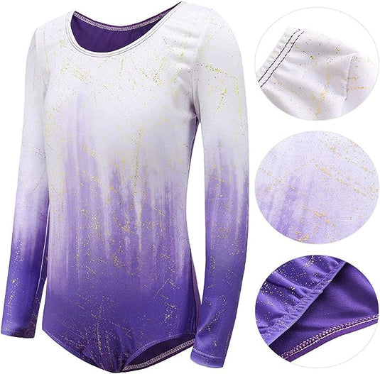 De "Turnpakjes voor meisjes: laat je dochter schitteren op het sportveld" is een paars en wit ombre turnpakje met lange mouwen en gouden spikkels, met design-inzetstukken om stoffen details en stiksels te laten zien. Ideaal voor meisjes die op zoek zijn naar stijl en comfort in hun sportkleding.