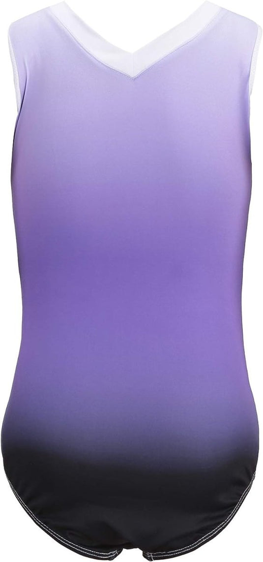 De "Turnpakjes voor meisjes: laat je dochter schitteren op het sportveld" is een mouwloos turnpakje met een verloop van lichtpaars naar zwart en biedt comfortabele sportkleding die stijl combineert met bewegingsvrijheid.