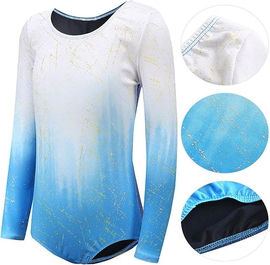 De "Turnpakjes voor meisjes" is een lange mouw turnpakje met een blauw naar wit verloop en gouden glitters, ideaal voor training. Met inzetstukken die de textuur van de stof en stikdetails onthullen, zorgt het voor comfort en stijl in elke meisjes sportkledingcollectie.