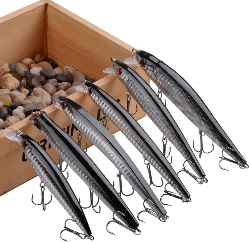 Load image into Gallery viewer, In een houten kist met kiezelstenen zitten zes metalen Minnow-aas kunstaas met rode en zwarte details die lijken op &quot;Vang meer vissen met dit levensechte kunstaas voor vissen!&quot; voor authenticiteit.

