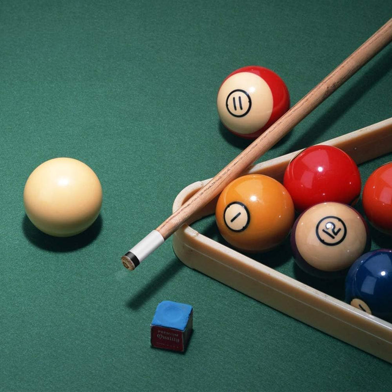 Load image into Gallery viewer, Een biljarttafel met een Verbeter je biljartspel met deze hoogwaardige biljartkeu en met gekleurde ballen genummerd 1, 11 en 12, met blauw pomeranskrijt op het groene oppervlak.
