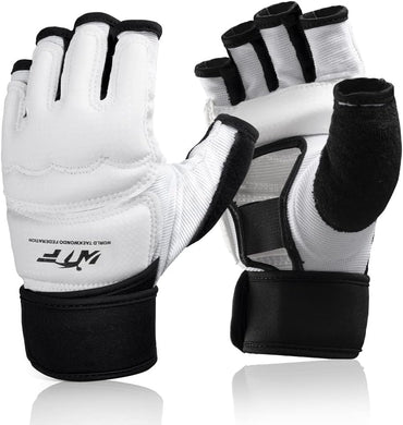Deze witte taekwondohandschoenen verbeteren je boksvaardigheden met zwarte accenten, duurzaam PU-materiaal, open vingers en klittenbandpolsbanden.
