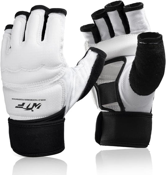 Deze witte taekwondohandschoenen verbeteren je boksvaardigheden met zwarte accenten, duurzaam PU-materiaal, open vingers en klittenbandpolsbanden.