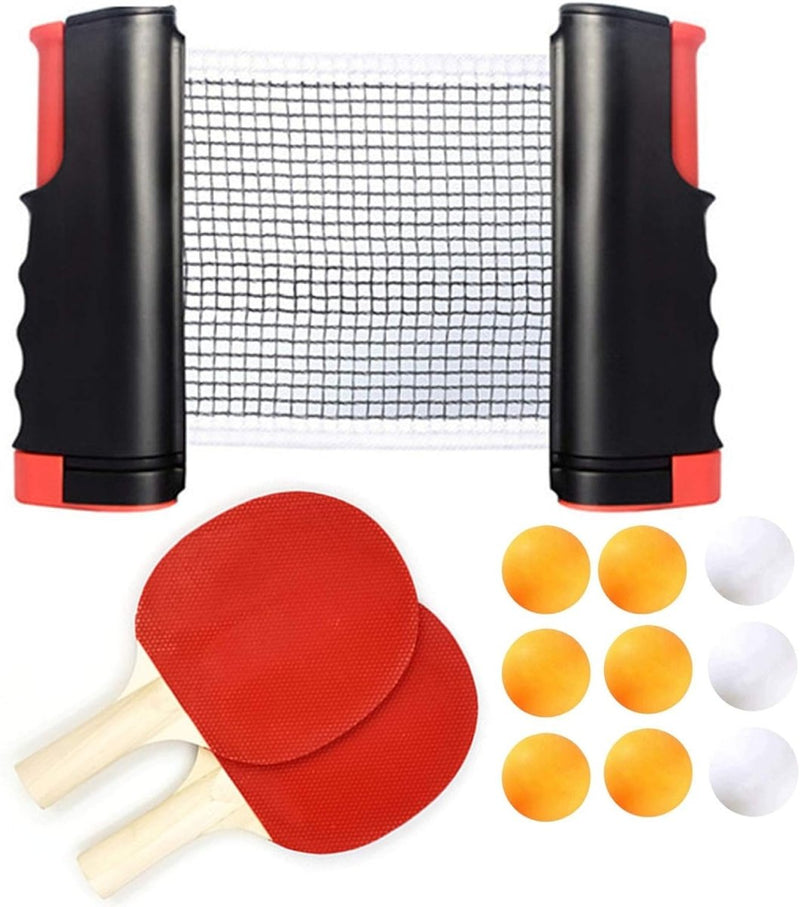 Laad afbeelding in Galerijviewer, Het product &quot;Vergeet de sportschool en speel tafeltennis met je vrienden!&quot; bevat een intrekbaar net, twee rode peddels en zes ballen (drie oranje, drie witte) op een witte achtergrond.
