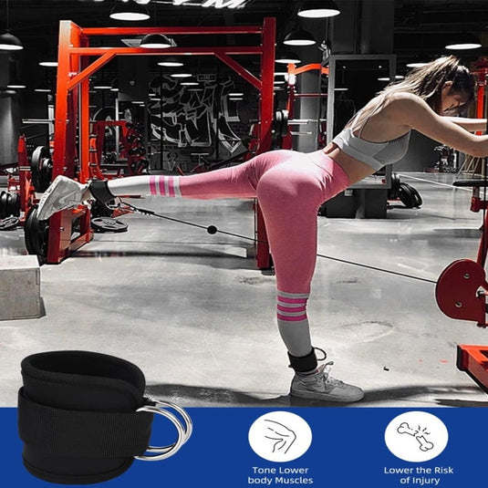 Een persoon in roze trainingskleding gebruikt de kabelmachine met enkelbanden, wat de voordelen van spierversteviging en blessurepreventie laat zien, ideaal voor een Versterk je been en billen met de foot loop exerciser-sessie. Pictogrammen geven aan dat er hoogwaardige materialen zijn gebruikt voor extra duurzaamheid.