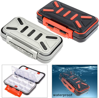De twee waterdichte tackleboxen, één grijs en één zwart met rode accenten, bieden waterdichte bescherming en zijn voorzien van meerdere compartimenten voor efficiënte kunstaasopslag. Een afbeelding toont een ondergedompelde doos die de robuuste constructie demonstreert. Ontdek dit met onze 