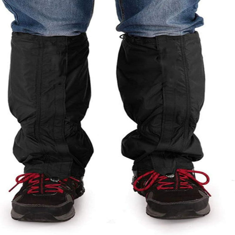 Load image into Gallery viewer, Iemand staat klaar voor buitenactiviteiten in een marineblauwe spijkerbroek en waterdichte beenkappen van &quot;Gaiters: de ultieme bescherming voor al je buitenactiviteiten&quot; over wandelschoenen met rode veters, alles afgezet tegen een witte achtergrond.
