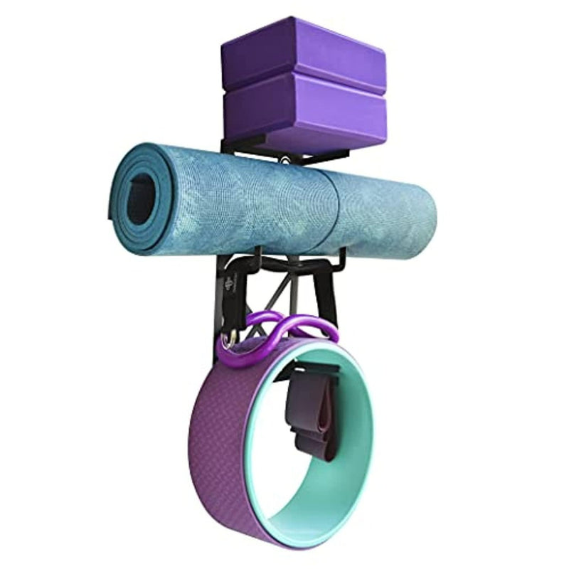 Laad afbeelding in Galerijviewer, Het wandrek &quot;Stijlvolle oplossing voor georganiseerde yoga accessoires&quot; biedt op elegante wijze plaats aan een opgerolde yogamat, twee paarse blokken, een yogawiel en een springtouw, allemaal vastgemaakt met de stevigheid van duurzaam koolstofstaal.
