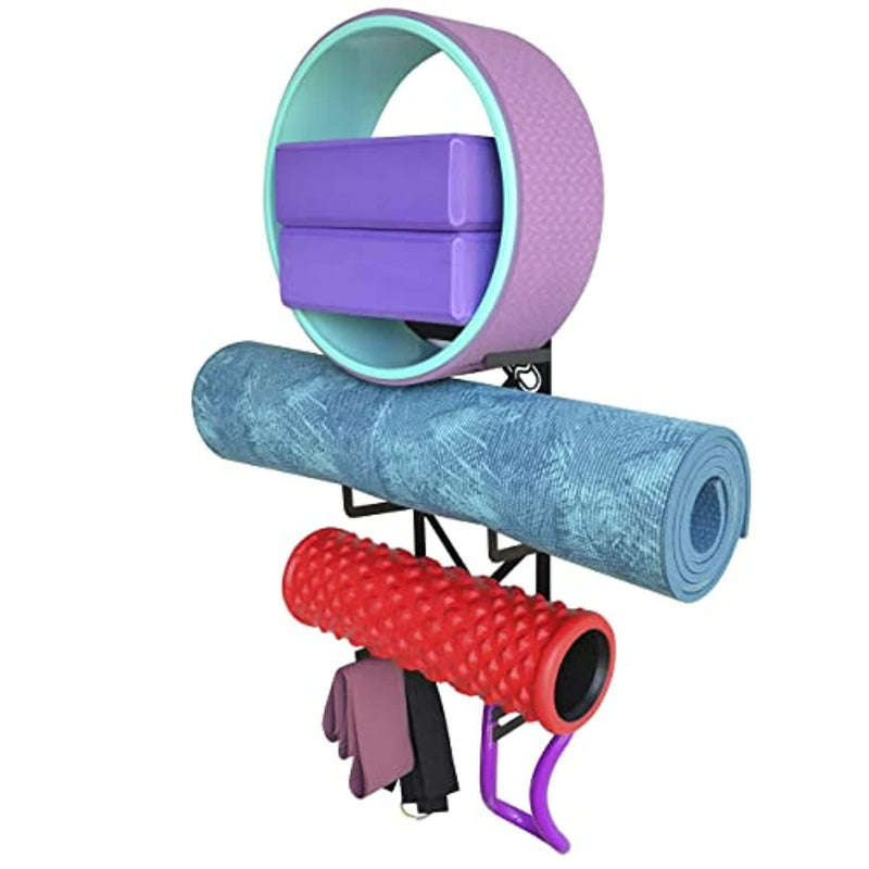 Laad afbeelding in Galerijviewer, De &quot;Stijlvolle oplossing voor georganiseerde yoga accessoires - Ontdek onze yoga wandhouder!&quot; is een ruimtebesparend wandrek met daarin een yogawiel, twee paarse blokken, een blauwe mat en een rode foamroller. Gemaakt van duurzaam koolstofstaal, inclusief twee haken voor extra spullen.
