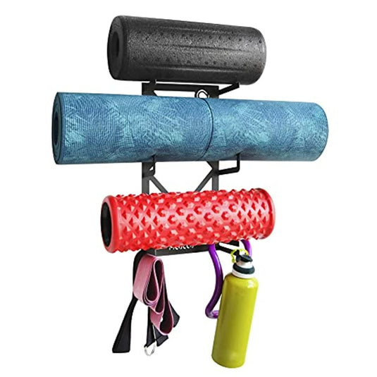 Introductie van de "Stijlvolle oplossing voor georganiseerde yoga accessoires" wandrek, gemaakt van koolstofstaal. Het bevat een zwarte foamroller, blauwe yogamat, rode structuurroller en heeft ophangriemen en een groene waterfles - alles in één stijlvolle oplossing.