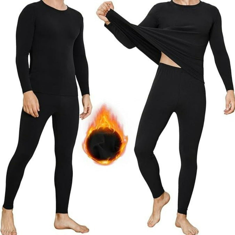 Laad afbeelding in Galerijviewer, Twee mannen dragen zwarte thermo-herenondergoed, waarbij één de stof van het shirt uitrekt om de warmte en het comfort te benadrukken. Een vlammende balafbeelding toont centraal het gebruik van hoogwaardige materialen, passend bij &#39;Warm blijven en comfortabel bewegen in de winter met thermo ondergoed voor heren.

