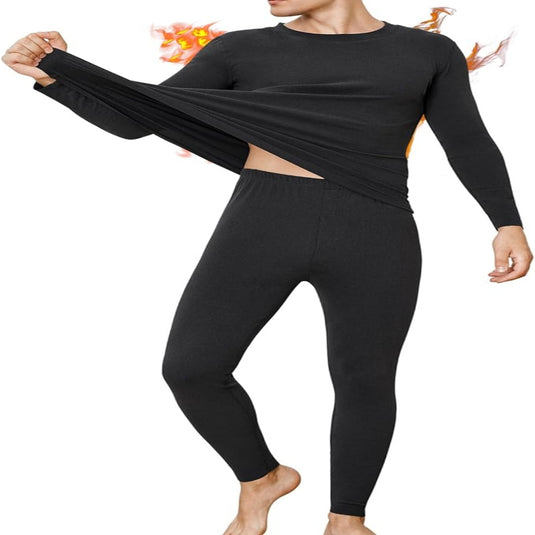 Een persoon in het zwart "Warm blijven en comfortabel bewegen in de winter met thermo ondergoed voor heren" rekt de stof uit, met een vurige achtergrond die warmte en comfort symboliseert.