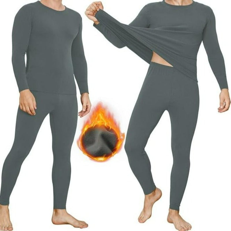 Laad afbeelding in Galerijviewer, Twee mannen modelleren grijs thermisch ondergoed, waarvan één het shirt uitrekt om de elasticiteit ervan te tonen voor warmte en comfort. Een grafische vlam benadrukt de warmte en toont &quot;Warm blijven en comfortabel bewegen in de winter met thermo ondergoed voor heren&quot;, gemaakt van hoogwaardige materialen.
