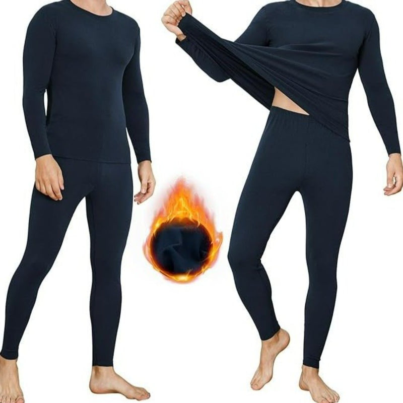 Laad afbeelding in Galerijviewer, Twee mensen dragen bijpassende zwarte thermo-outfits gemaakt van hoogwaardige materialen, waarbij één persoon het shirt uitrekt om de flexibiliteit ervan te benadrukken. Een vuursymbool staat voor de warmte en het comfort van het dragen van &quot;Warm blijven en comfortabel bewegen in de winter met thermo ondergoed voor heren.
