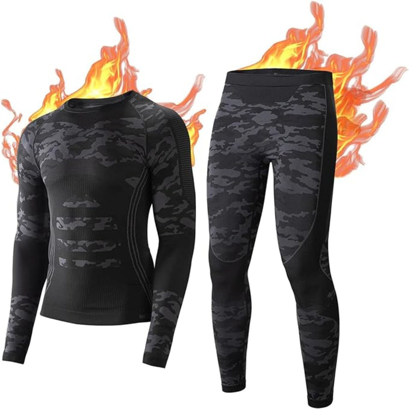Laad afbeelding in Galerijviewer, De set van een zwart-grijze camouflage thermotop en -broek voor heren, gemaakt van bamboehoutskoolvezels, heeft grafische vlammen op de achtergrond.

