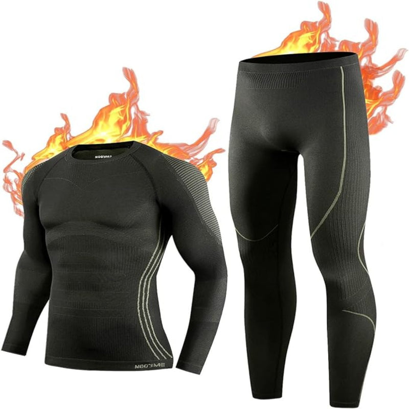 Laad afbeelding in Galerijviewer, De hemd- en broekset &quot;Warm, comfortabel en flexibel thermo ondergoed voor heren&quot; heeft een zwart ontwerp met vlammen op de achtergrond, wat symbool staat voor warmte en het vasthouden van warmte. Het is gemaakt van bamboekoolstofvezel voor superieure vochtafvoerende eigenschappen.
