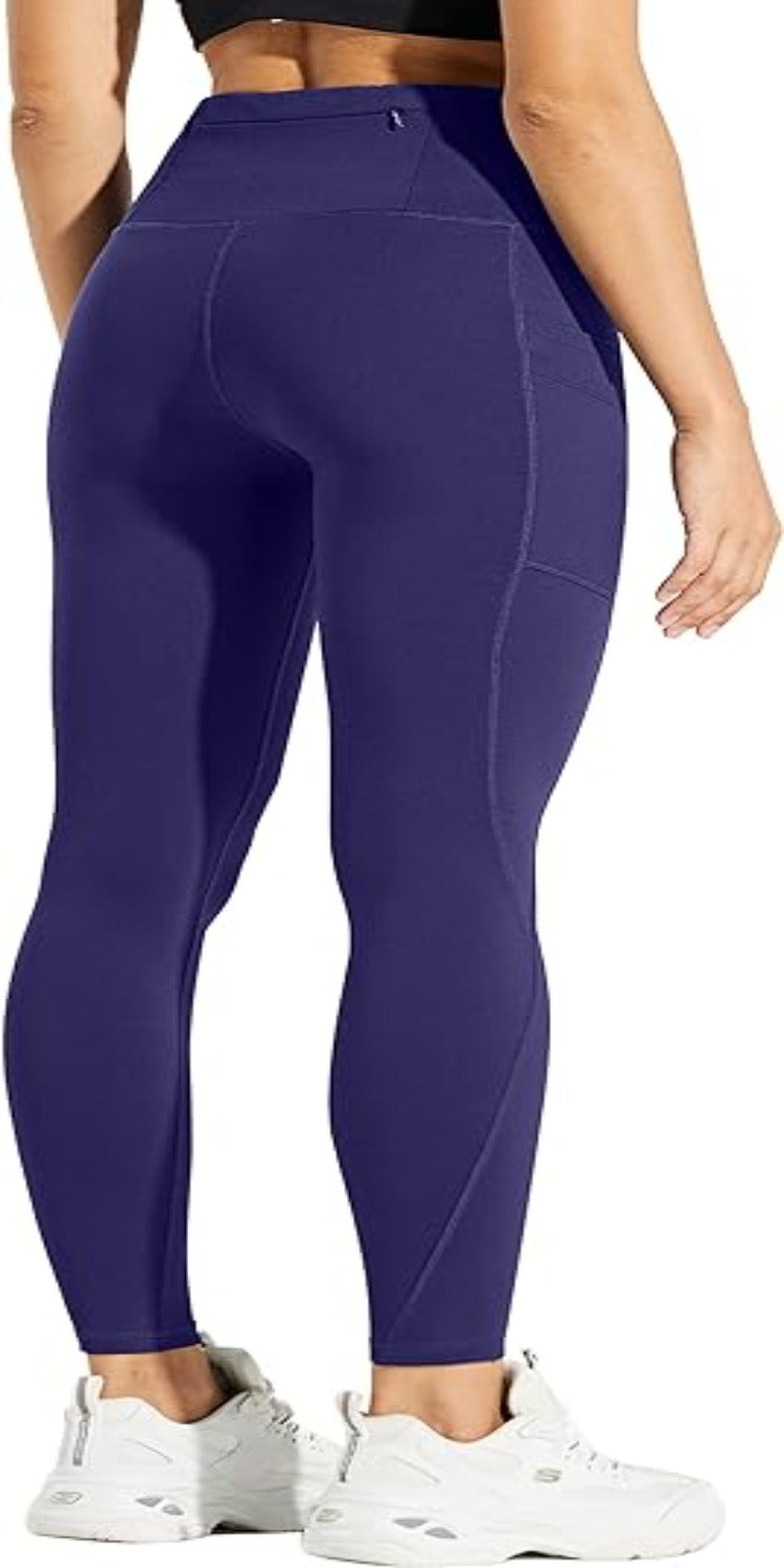 Laad afbeelding in Galerijviewer, Op de foto is een persoon te zien die de &quot;Thermische Leggings Voor Dames&quot; draagt. Deze blauwe leggings hebben een hoge taille en een zijzak. Ze worden gecombineerd met witte sneakers en een zwarte croptop.

