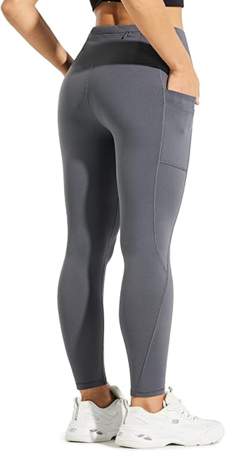 Laad afbeelding in Galerijviewer, Van opzij is een persoon te zien die de &quot;Warm, comfortabel en waterafstotend&quot; grijze thermische legging met een zijzak en witte sneakers draagt.
