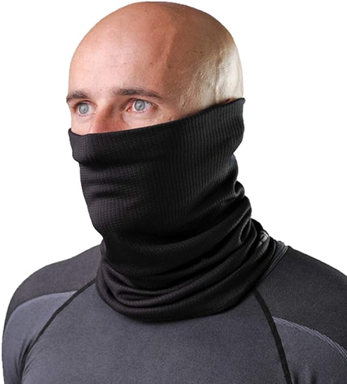 Laad afbeelding in Galerijviewer, Iemand draagt een universele nekwarmer met de tekst &quot;Trotseer de kou met onze internationale colsjaal: warmte en comfort in één!&quot;, die de onderkant van het gezicht bedekt, gecombineerd met een strak zwart en grijs overhemd.
