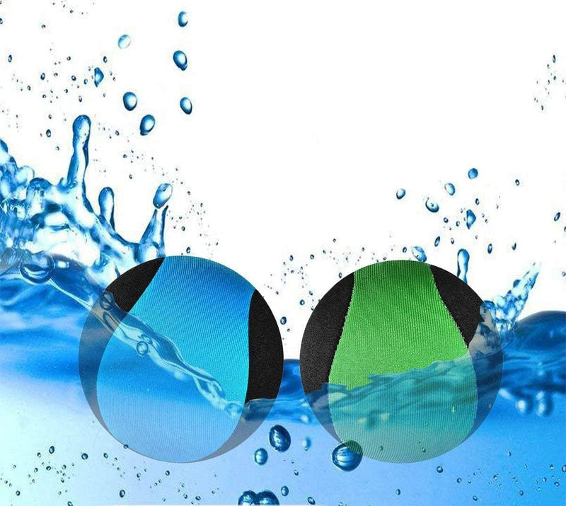 Laad afbeelding in Galerijviewer, Twee zwartomrande ronde inzetstukken met blauwe en groene gedeelten zweven moeiteloos tegen een waterspattende achtergrond en lijken op levendige Waterballen: een filmwaterpret voor het hele gezin in een serene zwembadomgeving.
