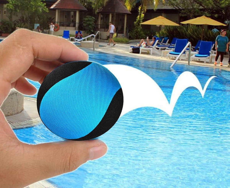 Laad afbeelding in Galerijviewer, Een hand houdt een product &quot;Waterballen: een hoeveelheid waterpret voor het hele gezin&quot; vast bij een zwembad, met op de achtergrond spelende kinderen en mensen die onder parasols loungen.
