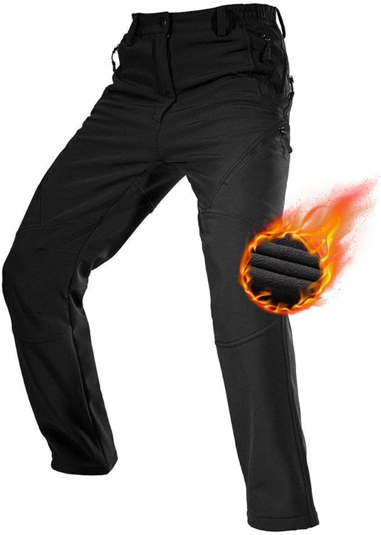 Zwarte broek gemaakt van een waterdicht en warm softshell broekmateriaal met een vlammende knie-afbeelding en fleece voering voor extra warmte, waardoor isolatie en stijl samenkomen.