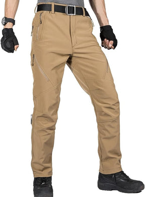 Een persoon draagt een bruine tactische broek, zwarte handschoenen, laarzen en een riem. Deze outfit past goed bij de 