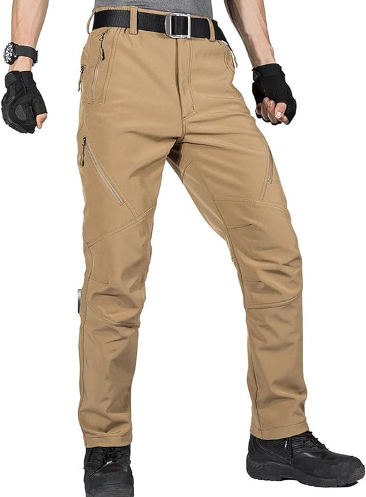 Een persoon draagt een bruine tactische broek, zwarte handschoenen, laarzen en een riem. Deze outfit past goed bij de 