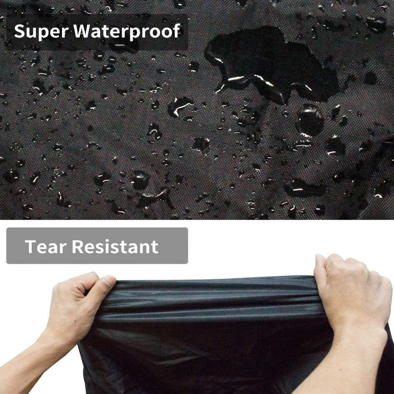 Laad afbeelding in Galerijviewer, Een donkere stof stoot water af, met het opschrift &#39;Super Waterproof&#39;. Handen strekken het duurzame materiaal uit, gemarkeerd als &#39;scheurbestendig&#39;. Perfect als waterdichte fietshoes met ingebouwde sleufgaten voor eenvoudige vergrendeling. Product: Bescherm je waardevolle fiets tegen alle weersomstandigheden met onze waterdichte fietshoes met slotgaten!.
