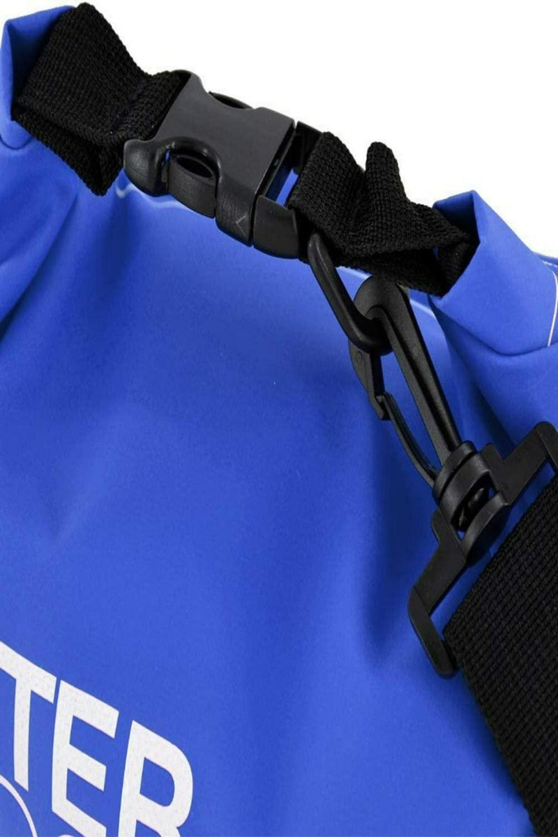 Load image into Gallery viewer, Close-up van Verken zorgeloos de natuur met onze waterdichte tas! in blauw, met een zwarte band en plastic gesp. De bovenkant wordt opgerold en vastgeklemd voor afdichting. Gedeeltelijke tekst zichtbaar: &quot;TER&quot;. Gemaakt van hoogwaardige materialen.
